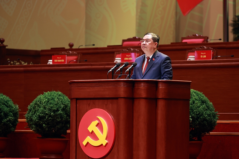 Đồng ch&iacute; Phạm Gia T&uacute;c, Ủy vi&ecirc;n Trung ương Đảng, Ch&aacute;nh Văn ph&ograve;ng Trung ương Đảng ph&aacute;t biểu, đề nghị Đại hội d&agrave;nh 1 ph&uacute;t mặc niệm tưởng nhớ cố Tổng B&iacute; thư Nguyễn Ph&uacute; Trọng v&agrave; c&aacute;c đồng ch&iacute; Ủy vi&ecirc;n BCH TƯ kh&oacute;a XIII đ&atilde; từ trần trong nhiệm kỳ Đại hội XIII - Ảnh: VGP/Nhật Bắc