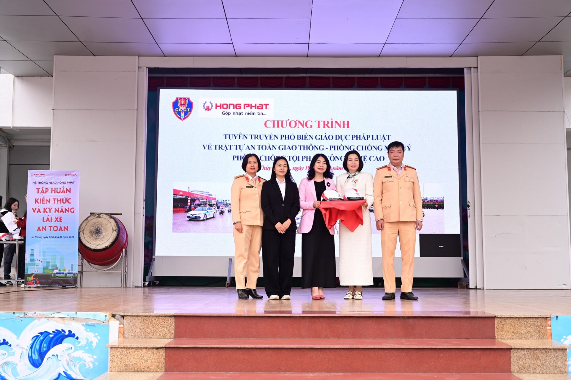 C&ocirc;ng ty Cổ phần &ocirc; t&ocirc; xe m&aacute;y Hồng Ph&aacute;t tặng 100 mũ bảo hiểm đạt chuẩn cho Trường Tiểu học N&uacute;i Đ&egrave;o.