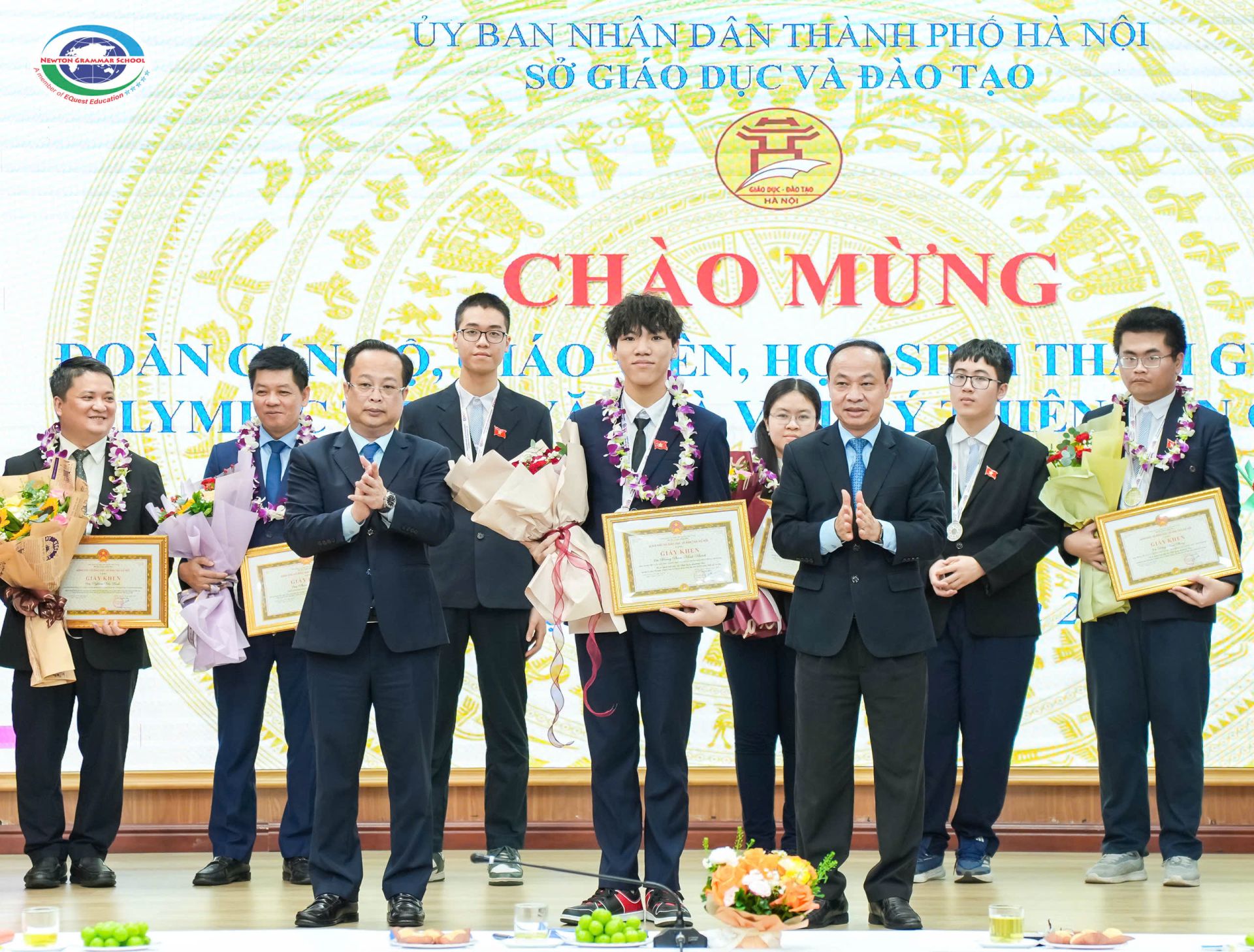 Ho&agrave;ng Phạm Minh Kh&aacute;nh được vinh danh tại Lễ tuy&ecirc;n dương học sinh đạt th&agrave;nh t&iacute;ch cao trong c&aacute;c kỳ thi Olympic quốc tế do th&agrave;nh phố H&agrave; Nội tổ chức.