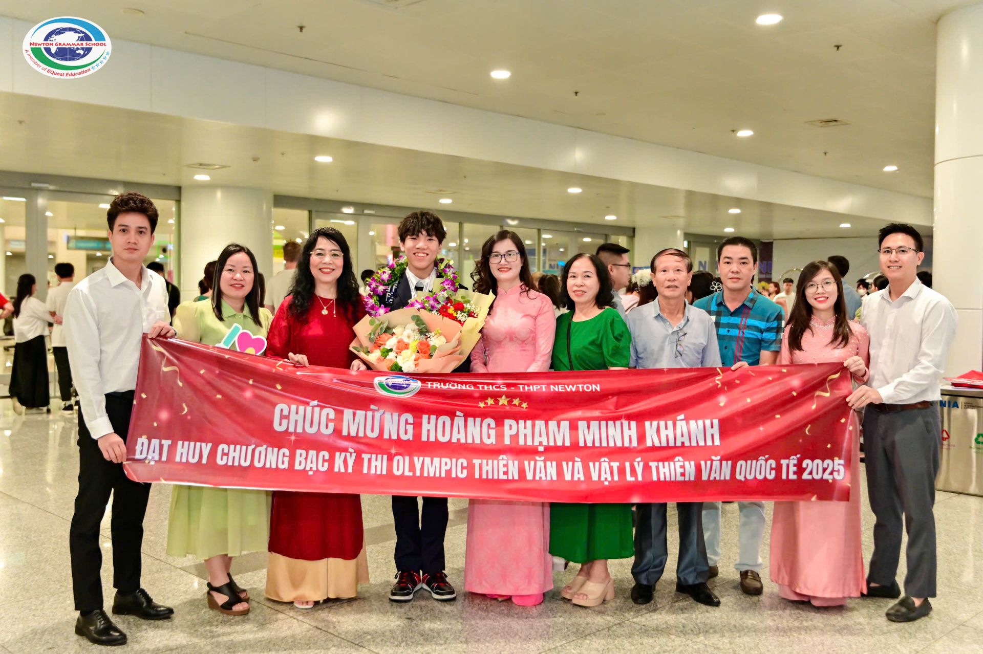 Những th&agrave;nh t&iacute;ch quốc tế l&agrave; nền tảng quan trọng gi&uacute;p Ho&agrave;ng Phạm Minh Kh&aacute;nh, học sinh Trường THCS &ndash; THPT Newton, được VinUniversity trao học bổng to&agrave;n phần danh gi&aacute;.