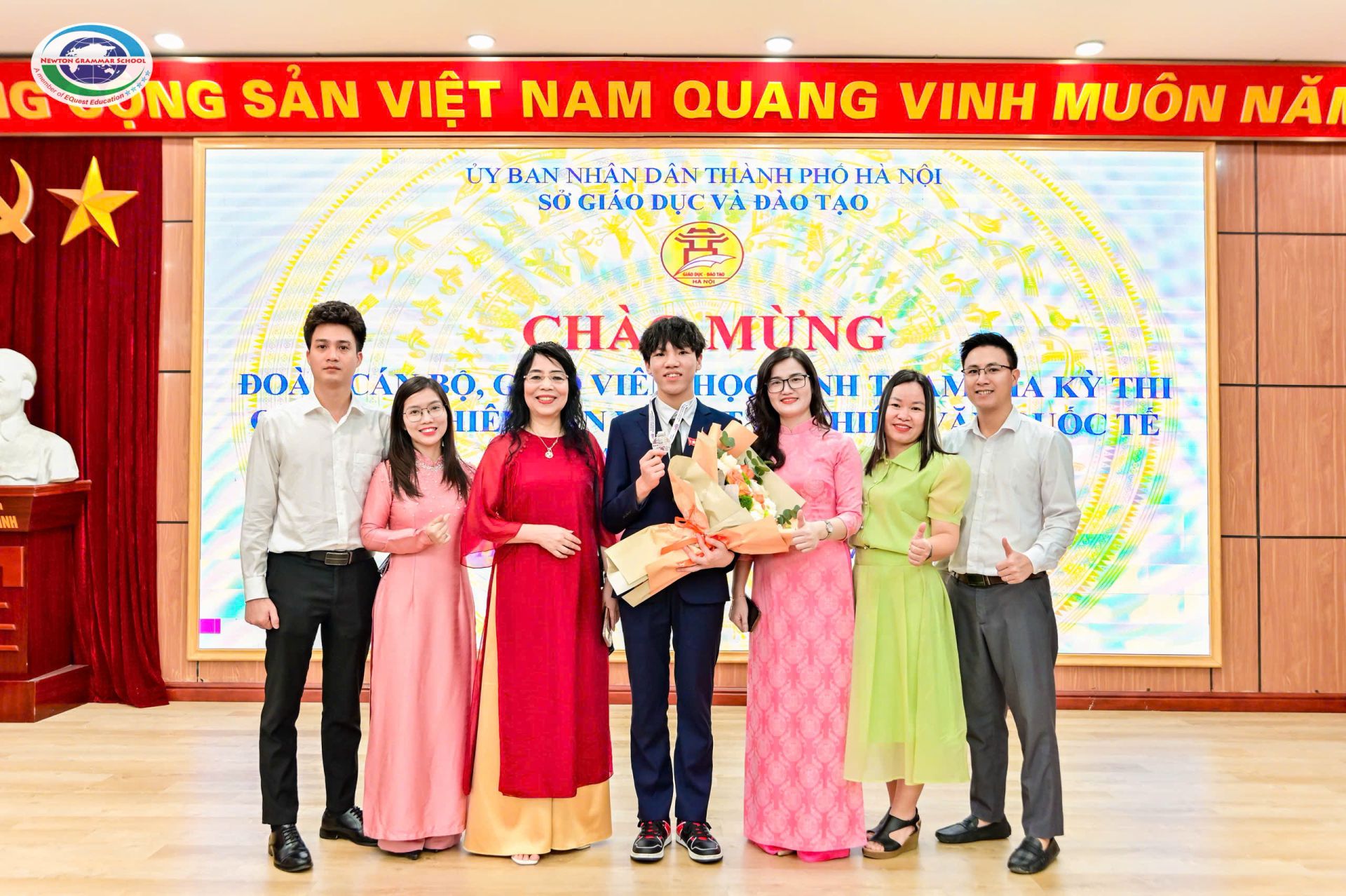 Ho&agrave;ng Phạm Minh Kh&aacute;nh tại Lễ tuy&ecirc;n dương học sinh đạt th&agrave;nh t&iacute;ch cao trong c&aacute;c kỳ thi quốc gia v&agrave; quốc tế do Sở Gi&aacute;o dục v&agrave; Đ&agrave;o tạo H&agrave; Nội tổ chức.