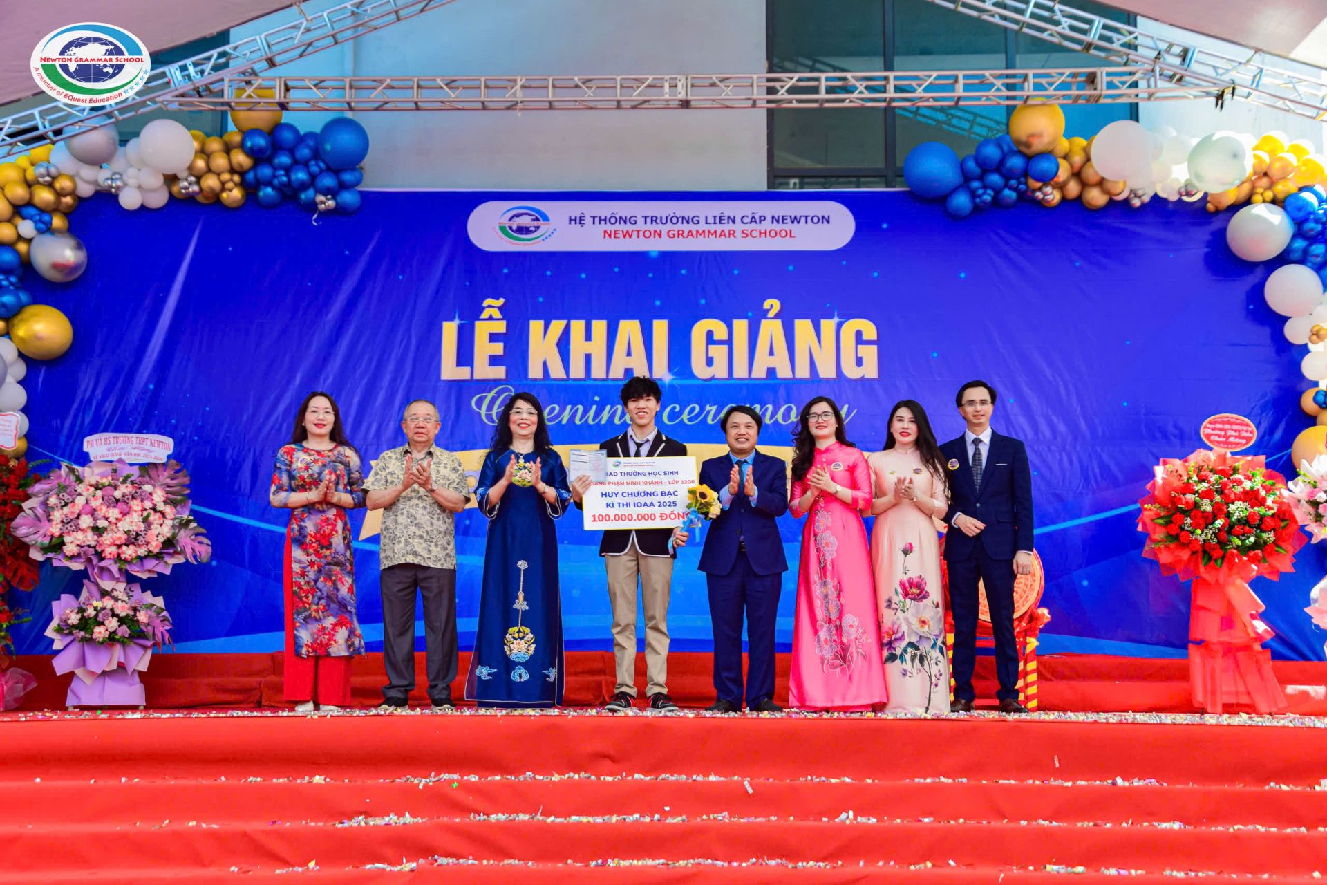 Ho&agrave;ng Phạm Minh Kh&aacute;nh được tuy&ecirc;n dương tại Lễ khai giảng năm học của Trường THCS &ndash; THPT Newton, ghi nhận th&agrave;nh t&iacute;ch tại c&aacute;c kỳ Olympic quốc tế.