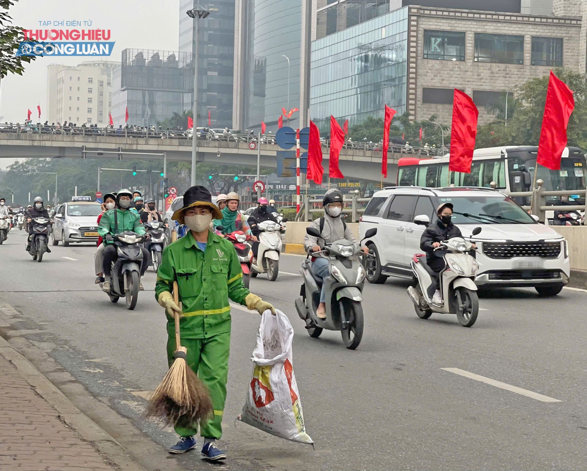 c&ocirc;ng nh&acirc;n vệ sinh m&ocirc;i trường thuộc CTCP M&ocirc;i trường v&agrave; Dịch vụ đ&ocirc; thị Vĩnh Y&ecirc;n