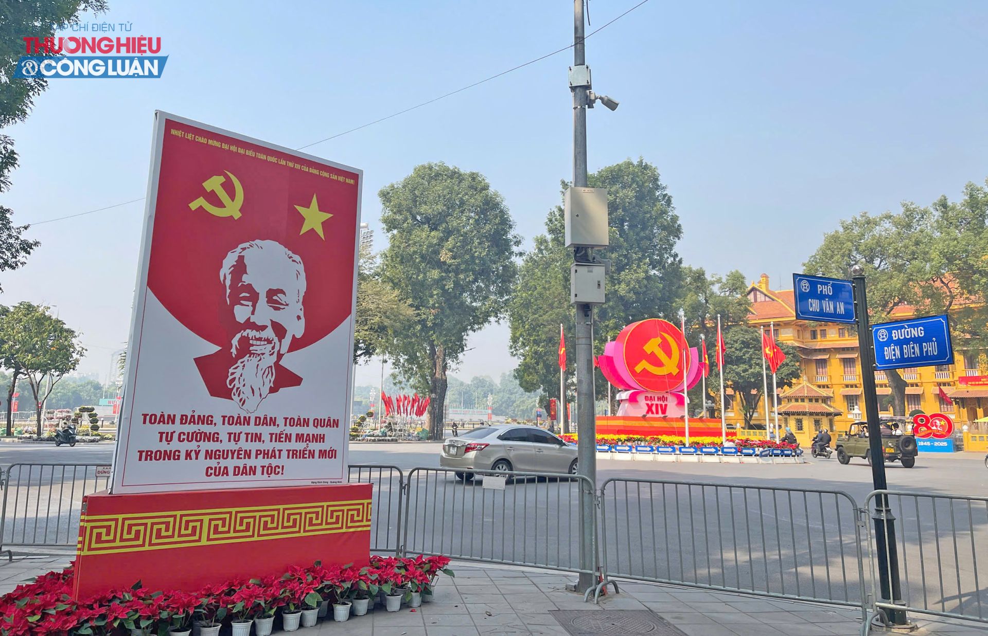 Những ng&agrave;y trước Đại hội, dọc c&aacute;c trục đường huyết mạch như H&ugrave;ng Vương, Độc Lập, Điện Bi&ecirc;n Phủ hay khu vực quanh hồ Ho&agrave;n Kiếm, hệ thống băng r&ocirc;n, pano, &aacute;p ph&iacute;ch ch&agrave;o mừng được bố tr&iacute; d&agrave;y đặc. Tại Quảng trường Ba Đ&igrave;nh v&agrave; khu vực Lăng Chủ tịch Hồ Ch&iacute; Minh, c&aacute;c tiểu cảnh hoa nghệ thuật được thiết kế c&ocirc;ng phu, tạo điểm nhấn sinh động trong kh&ocirc;ng gian ch&iacute;nh trị trang nghi&ecirc;m.