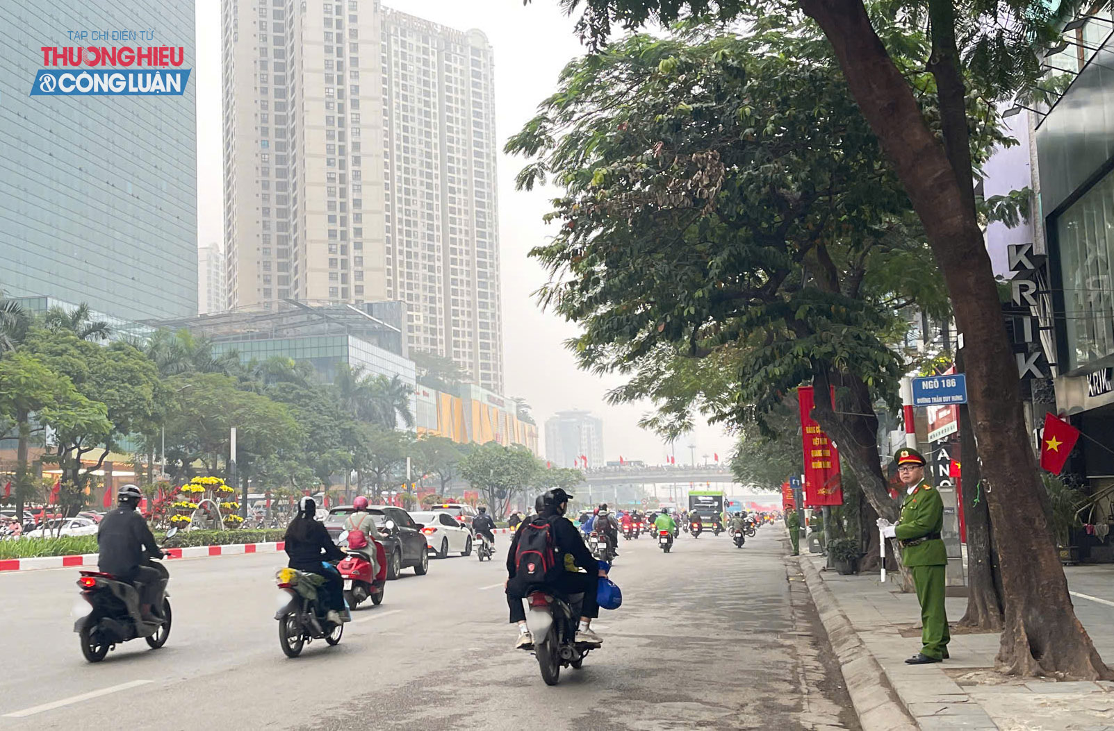 Ngay từ s&aacute;ng sớm 19/1, lực lượng Cảnh s&aacute;t giao th&ocirc;ng, Cảnh s&aacute;t cơ động, C&ocirc;ng an phường phối hợp với c&aacute;c đơn vị li&ecirc;n quan lập chốt kiểm so&aacute;t tại c&aacute;c tuyến đường trọng yếu dẫn về Trung t&acirc;m Hội nghị Quốc gia. (H&igrave;nh ảnh ghi nhận tr&ecirc;n đường Trần Duy Hưng)