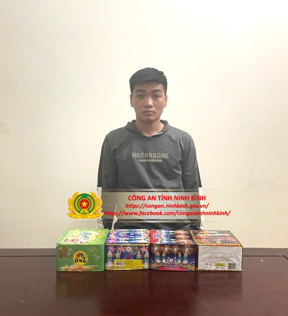 Ninh Bình: Bắt quả tang đối tượng tàng trữ cả pháo nổ lẫn ma túy