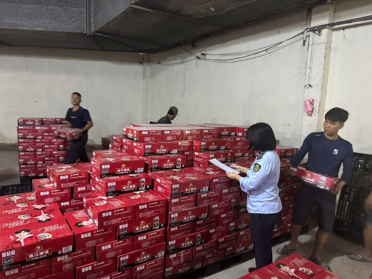 TP.HCM: Tạm giữ hơn 3.200 thùng bia ngoại không rõ nguồn gốc