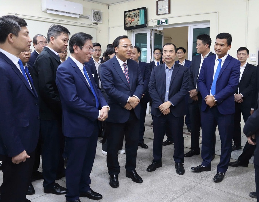 Thứ trưởng Bộ C&ocirc;ng Thương Nguyễn Ho&agrave;ng Long (h&agrave;ng đầu, thứ ba từ phải sang) v&agrave; Ph&oacute; Tổng gi&aacute;m đốc EVN Ng&ocirc; Sơn Hải (h&agrave;ng đầu, thứ hai từ phải sang) kiểm tra tại Trạm biến &aacute;p 110kV Thanh Xu&acirc;n, ng&agrave;y 16/1/2026, tại H&agrave; Nội.