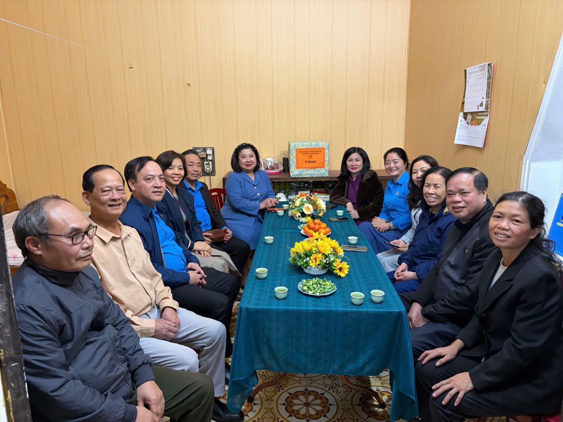 L&atilde;nh đạo phường, đại diện Ủy ban Mặt trận Tổ quốc, C&ocirc;ng đo&agrave;n, Hội Li&ecirc;n hiệp Phụ nữ phường thăm hỏi, động vi&ecirc;n gia đ&igrave;nh được hỗ trợ sau lễ kh&aacute;nh th&agrave;nh.