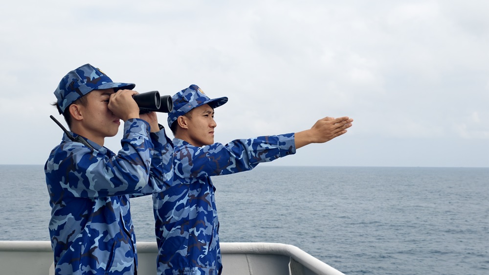 C&aacute;n bộ, chiến sĩ Bộ Tư lệnh V&ugrave;ng Cảnh s&aacute;t biển 4 tăng cường quan s&aacute;t, nắm t&igrave;nh h&igrave;nh tr&ecirc;n biển