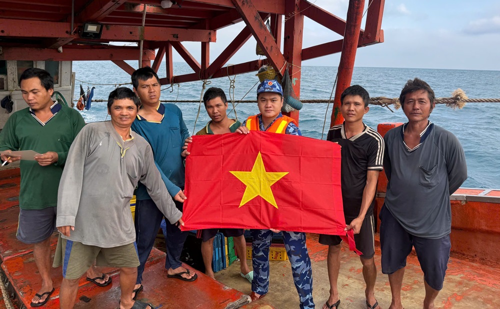 C&aacute;n bộ, chiến sĩ Bộ Tư lệnh V&ugrave;ng Cảnh s&aacute;t biển 4 tuy&ecirc;n truyền ph&aacute;p luật, tặng cờ Tổ quốc cho ngư d&acirc;n tr&ecirc;n biển