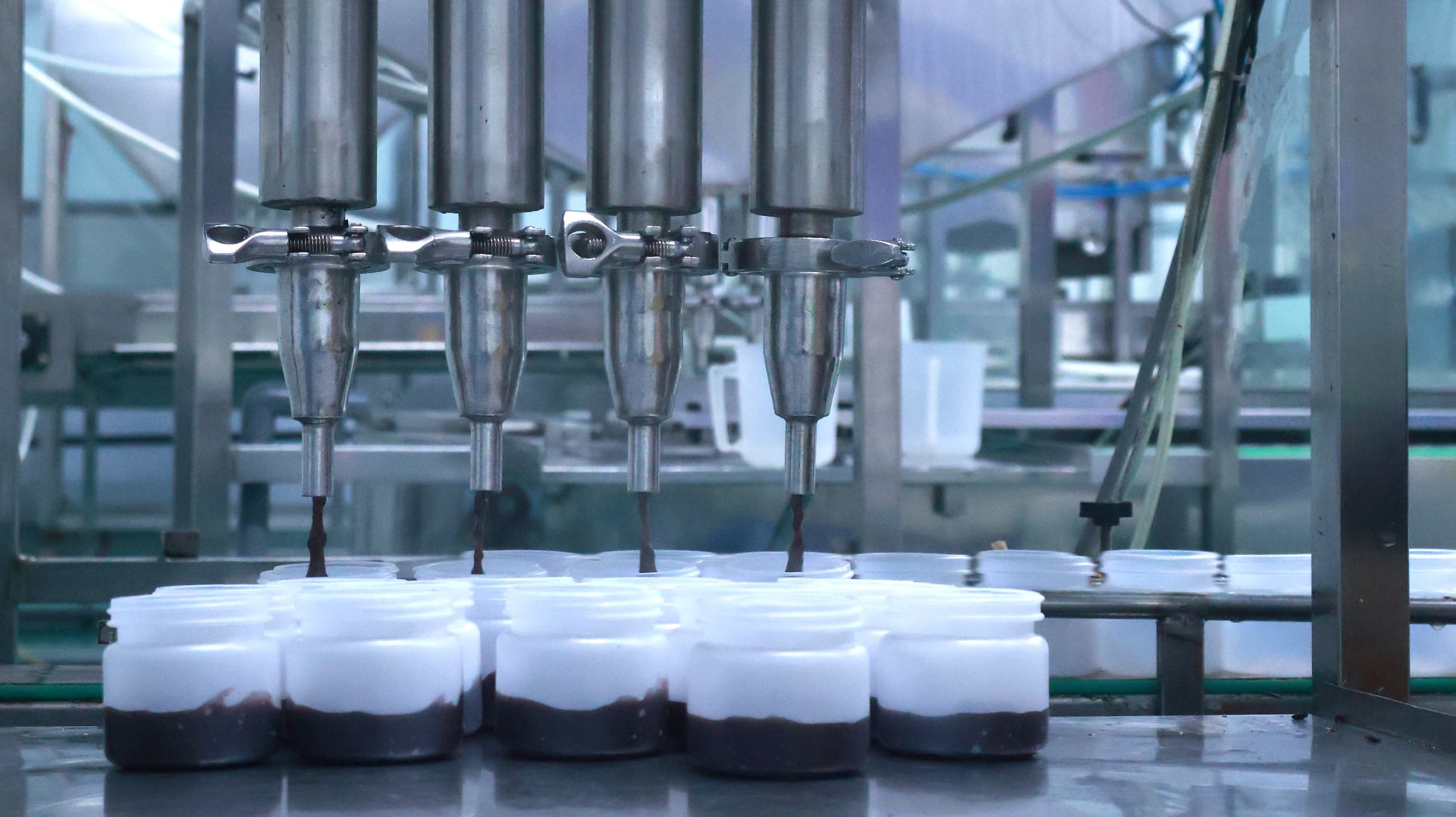 D&acirc;y chuyền sản xuất kh&eacute;p k&iacute;n, hiện đại, đồng bộ, kết hợp với đội ngũ c&aacute;n bộ kỹ thuật, c&ocirc;ng nh&acirc;n l&agrave;nh nghề, gi&agrave;u kinh nghiệm