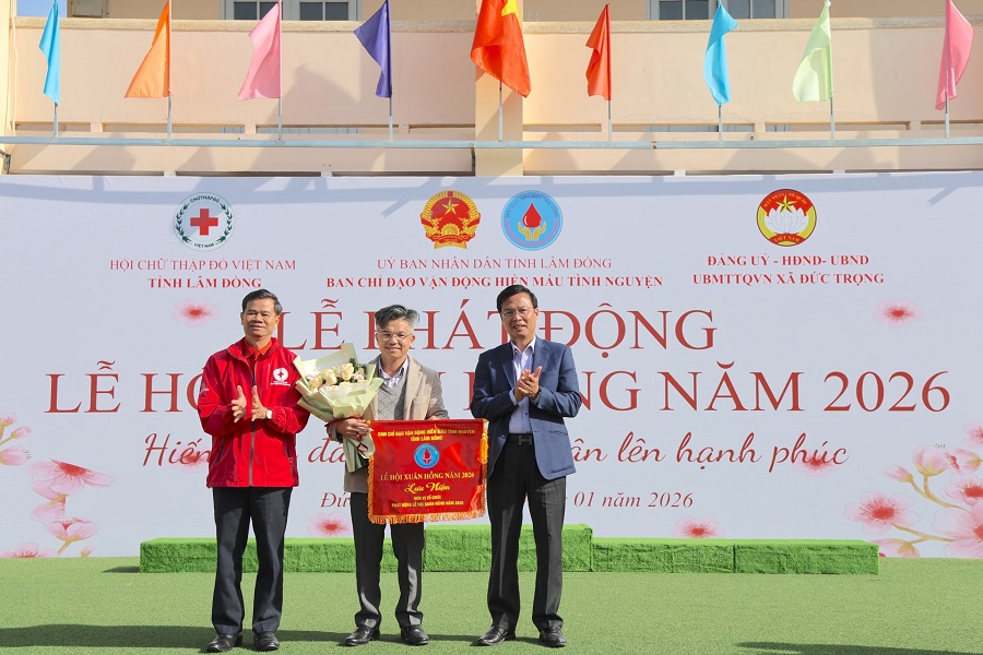 Ban Tổ chức trao cờ lưu niệm v&agrave; hoa cho Ban Chỉ đạo vận động hiến m&aacute;u t&igrave;nh nguyện x&atilde; Đức Trọng