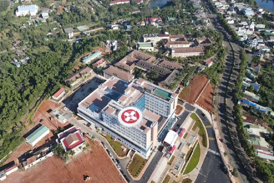 Bệnh viện Đa khoa Đắk N&ocirc;ng nằm cạnh quốc lộ 28, c&oacute; b&atilde;i đ&aacute;p trực thăng phục vụ c&ocirc;ng t&aacute;c cấp cứu, vận chuyển bệnh nh&acirc;n trong c&aacute;c t&igrave;nh huống khẩn cấp