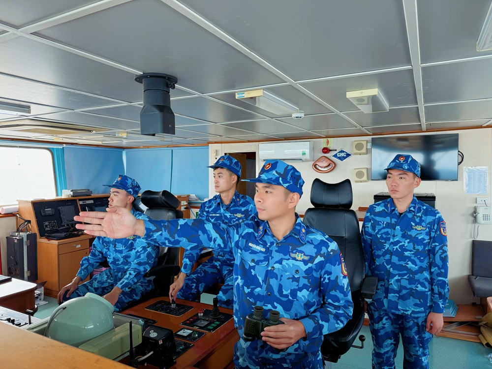 C&aacute;n bộ, chiến sĩ T&agrave;u CSB 7011 trực quan s&aacute;t tr&ecirc;n biển