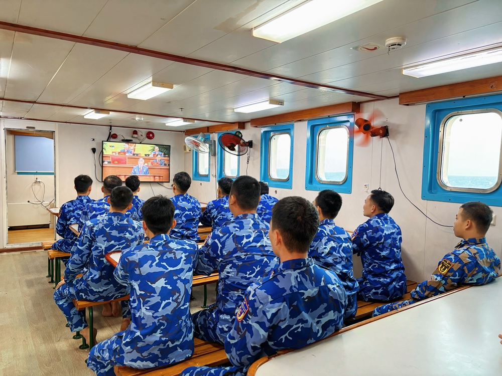 C&aacute;n bộ chiến sĩ T&agrave;u CSB 7011 xem tường thuật trực tiếp khai mạc Đại Hội