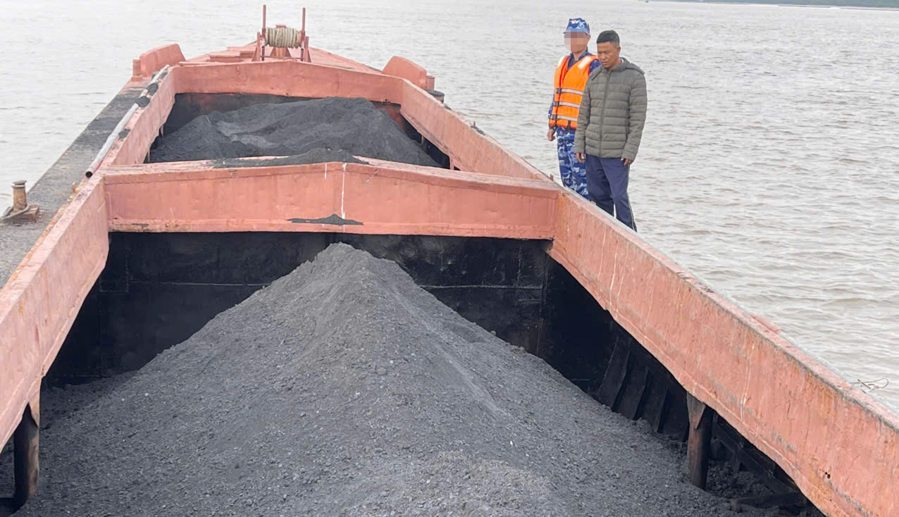 Cảnh sát biển tạm giữ tàu chở 150 tấn than cám không rõ nguồn gốc