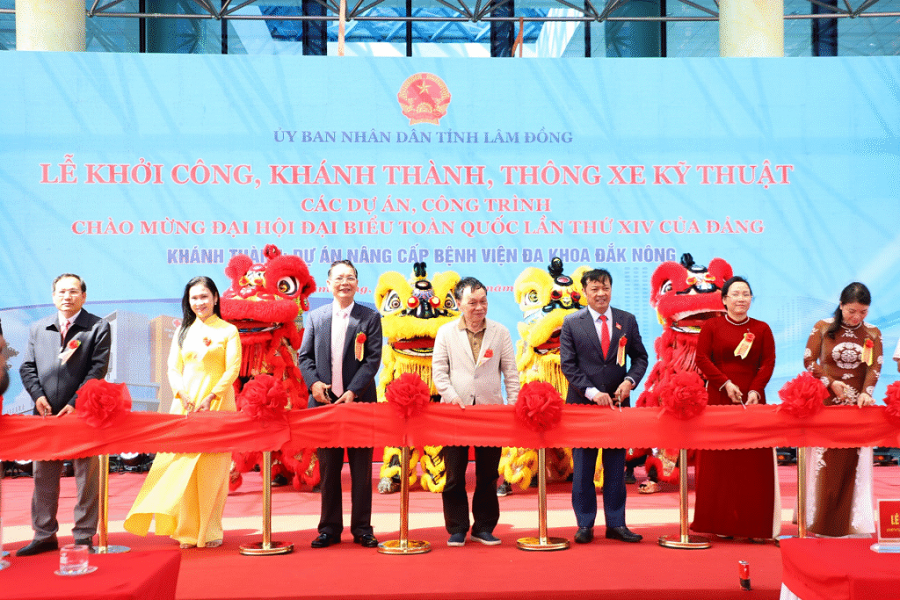 Cắt băng kh&aacute;nh th&agrave;nh Dự &aacute;n n&acirc;ng cấp Bệnh viện Đa khoa Đắk N&ocirc;ng