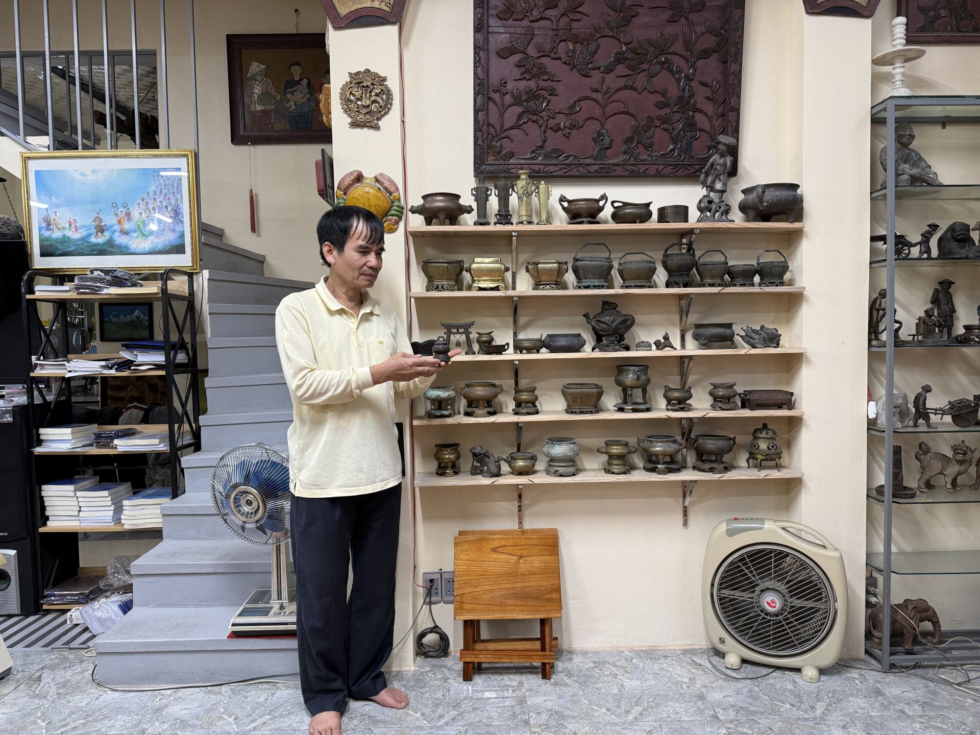 97 Anh Vũ Văn Kh&aacute;nh, số nh&agrave; 4/61, đường T&ocirc; Hiệu, phường Nam Định (tỉnh Ninh B&igrave;nh) b&ecirc;n bộ sưu tập c&aacute;c loại c&acirc;n v&agrave; đồ thờ c&uacute;ng c&oacute; ni&ecirc;n đại h&agrave;ng thế kỷ.