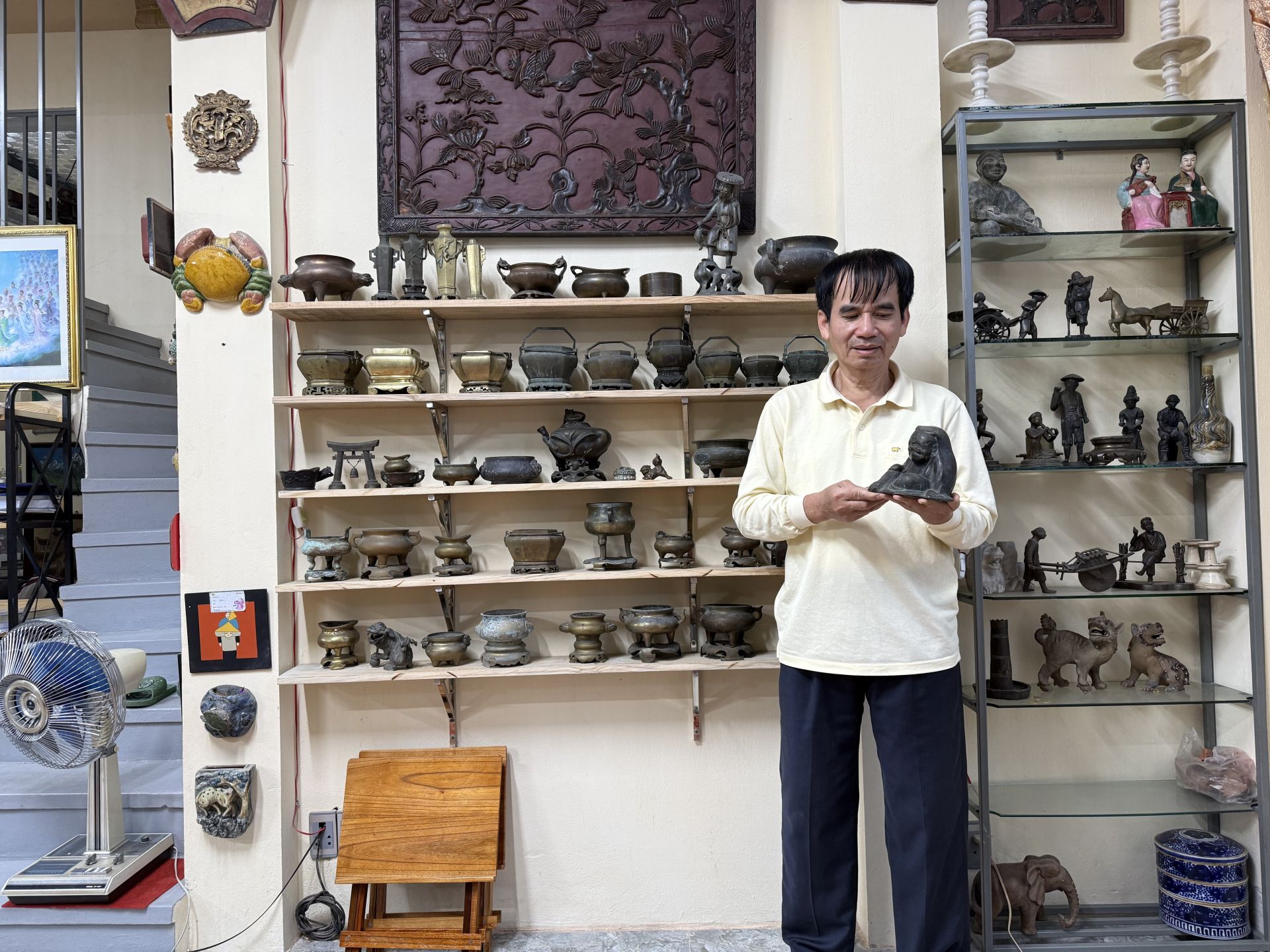 500, 504 Bộ sưu tập đồ đồ đồng Đ&ocirc;ng Dương của Vũ Văn Kh&aacute;nh, số nh&agrave; 4/61, đường T&ocirc; Hiệu, phường Nam Định (tỉnh Ninh B&igrave;nh) gồm khoảng 200 m&oacute;n cũng được giới chơi đồ cổ đ&aacute;nh gi&aacute; cao.