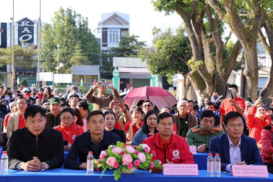 Đồng ch&iacute; Đinh Văn Tuấn, Tỉnh ủy vi&ecirc;n, Ph&oacute; Chủ tịch UBND tỉnh, Trưởng Ban Chỉ đạo vận động hiến m&aacute;u t&igrave;nh nguyện tỉnh L&acirc;m Đồng c&ugrave;ng c&aacute;c đại biểu tham dự lễ ph&aacute;t động