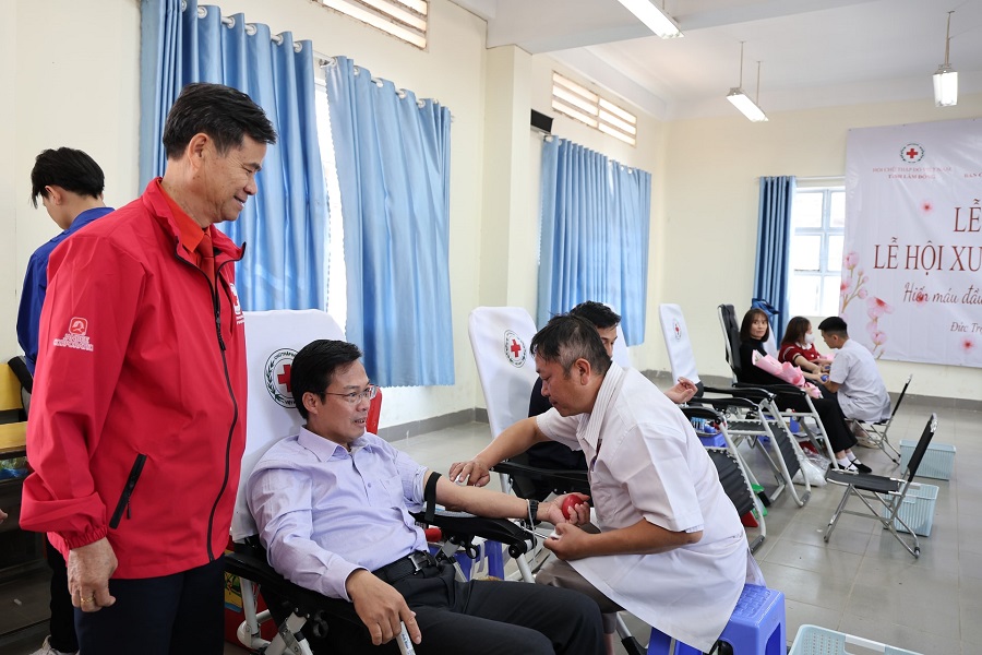 Đồng ch&iacute; Đinh Văn Tuấn, Tỉnh ủy vi&ecirc;n, Ph&oacute; Chủ tịch UBND tỉnh, Trưởng Ban Chỉ đạo vận động hiến m&aacute;u t&igrave;nh nguyện tỉnh L&acirc;m Đồng tham gia hiến m&aacute;u tại Lễ hội Xu&acirc;n hồng 2026