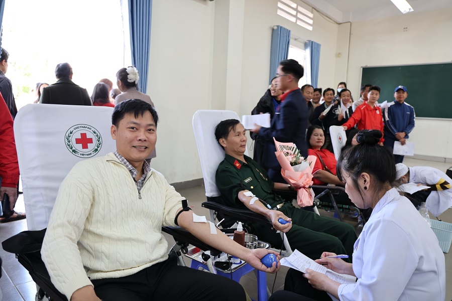 Đ&ocirc;ng đảo lực lượng, c&aacute;n bộ v&agrave; người d&acirc;n tham gia hiến m&aacute;u t&igrave;nh nguyện ngay sau lễ ph&aacute;t động.