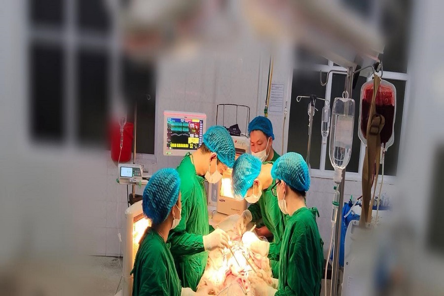 &Ecirc; k&iacute;p trực khẩn trương cấp cứu bệnh nh&acirc;n