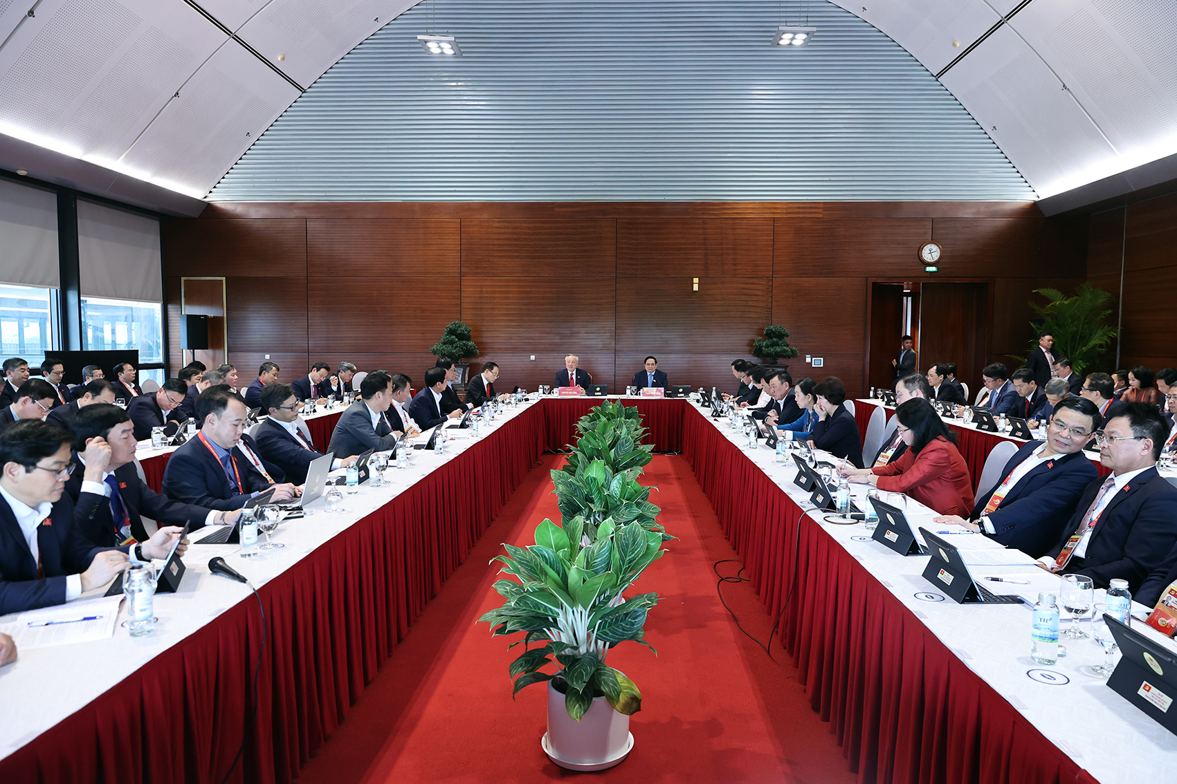 Thủ tướng Ch&iacute;nh phủ Phạm Minh Ch&iacute;nh v&agrave; c&aacute;c đại biểu tiến h&agrave;nh thảo luận tại Đo&agrave;n về Dự thảo c&aacute;c văn kiện tr&igrave;nh Đại hội