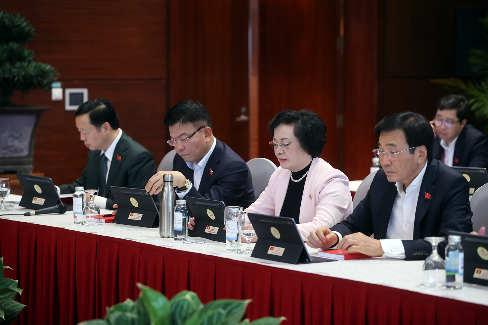 Đại biểu Đo&agrave;n Đảng bộ Ch&iacute;nh phủ thảo luận tại Đo&agrave;n