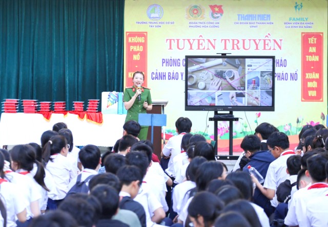 Buổi tuy&ecirc;n truyền nhằm n&acirc;ng cao kiến thức ph&aacute;p luật cho học sinh trước dịp Tết Nguy&ecirc;n đ&aacute;n.