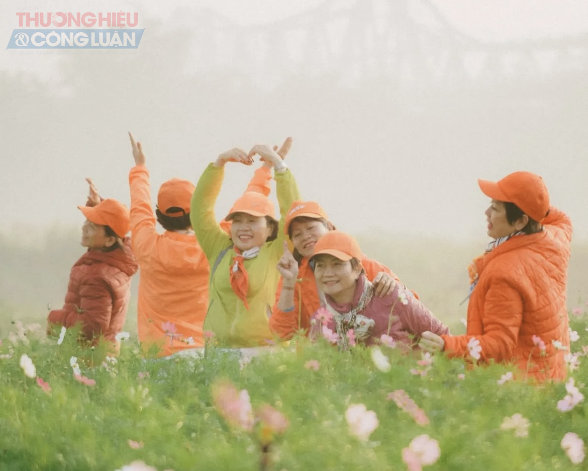 Kh&ocirc;ng chỉ l&agrave; điểm &ldquo;check-in&rdquo; của giới trẻ, vườn hoa dưới ch&acirc;n cầu Long Bi&ecirc;n c&ograve;n thu h&uacute;t đ&ocirc;ng đảo gia đ&igrave;nh v&agrave; người cao tuổi v&agrave;o mỗi dịp cuối tuần. Nhiều người chia sẻ, kh&ocirc;ng gian thi&ecirc;n nhi&ecirc;n gần gũi, tho&aacute;ng đ&atilde;ng nơi đ&acirc;y mang đến cảm gi&aacute;c thư th&aacute;i, b&igrave;nh y&ecirc;n, gi&uacute;p họ tạm g&aacute;c lại nhịp sống ồn &agrave;o, n&aacute;o nhiệt của phố thị.