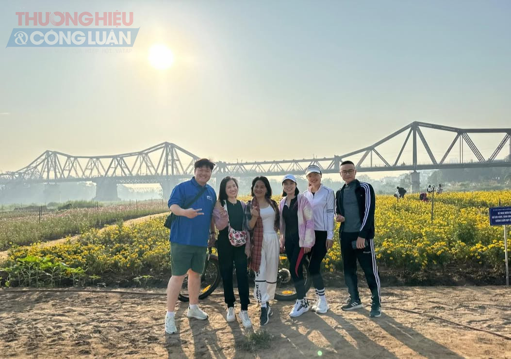 Kể từ khi &ldquo;Bến hoa Ph&uacute;c X&aacute;&rdquo; ch&iacute;nh thức ra mắt, nơi đ&acirc;y gần như l&uacute;c n&agrave;o cũng c&oacute; du kh&aacute;ch gh&eacute; thăm.