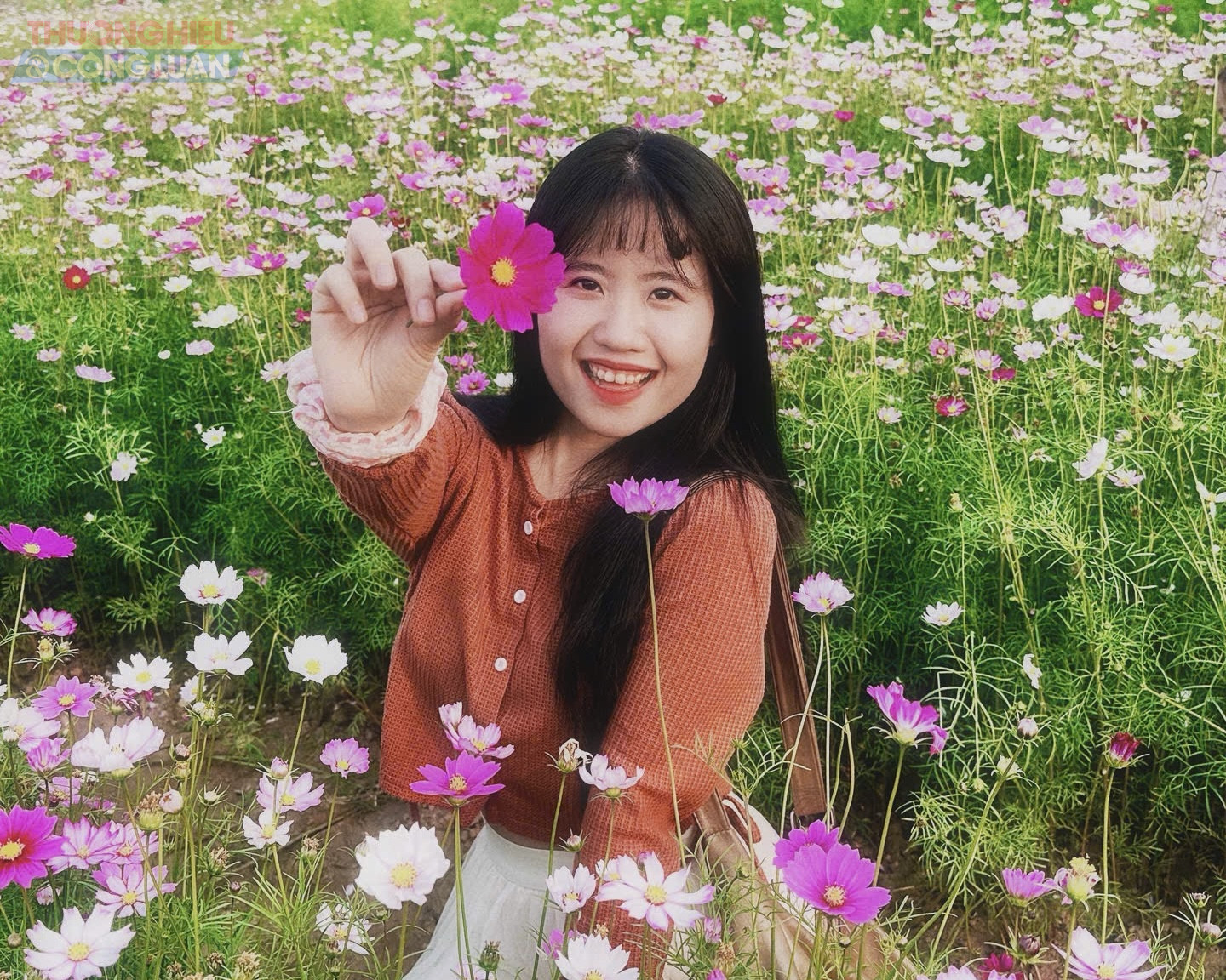 &ldquo;G&oacute;c chụp ở đ&acirc;y rất đa dạng. Chỉ cần đứng thấp l&agrave; c&oacute; hoa, ngẩng l&ecirc;n l&agrave; thấy cầu Long Bi&ecirc;n. Buổi s&aacute;ng hoặc chiều muộn &aacute;nh s&aacute;ng rất đẹp, kh&ocirc;ng cần chỉnh sửa nhiều&rdquo; bạn B&iacute;ch Nụ (H&agrave; Nội) h&agrave;o hứng chia sẻ.