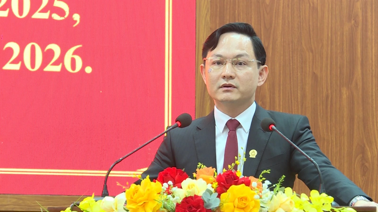 Đồng ch&iacute; L&ecirc; Thế Sơn, B&iacute; thư Đảng ủy, Chủ tịch HĐQT C&ocirc;ng ty Cổ phần Cấp nước Thanh H&oacute;a ph&aacute;t biểu tại hội nghị.