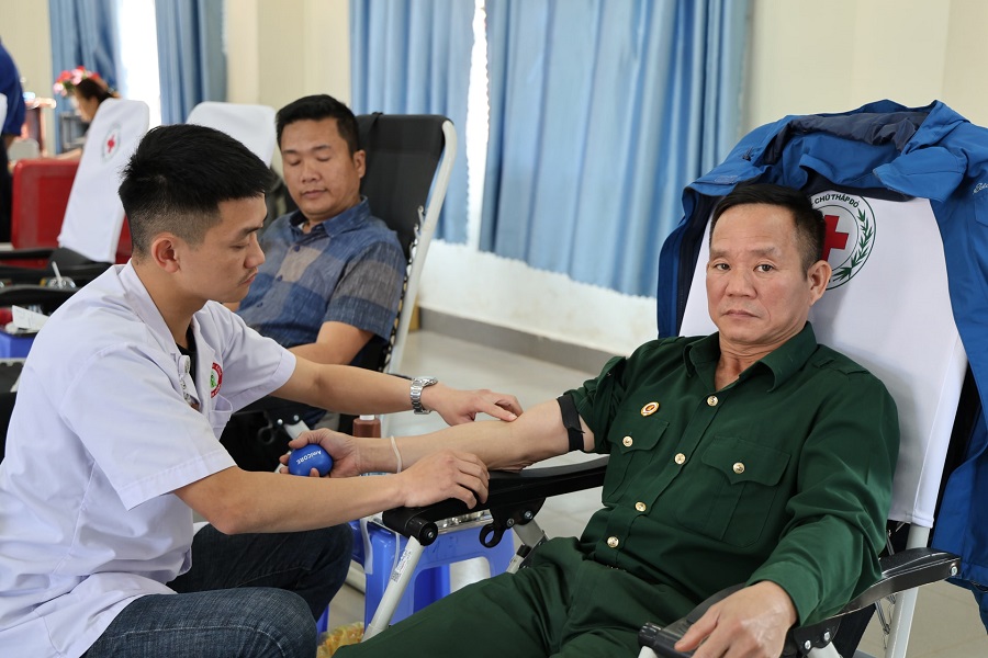 Lực lượng cựu chiến binh tham gia hiến m&aacute;u t&igrave;nh nguyện ngay sau lễ ph&aacute;t động