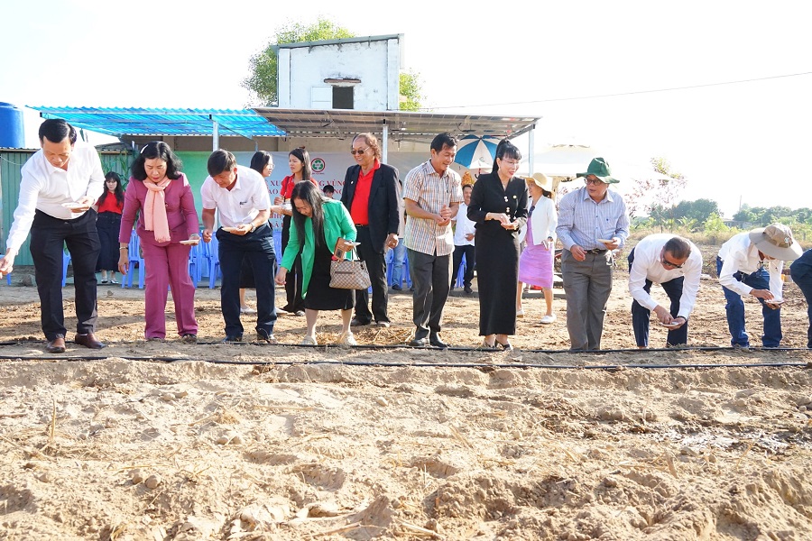 Nghi thức xuống giống giai đoạn 1 tr&ecirc;n 50ha tại th&ocirc;n 2 x&atilde; H&agrave;m Li&ecirc;m, tỉnh L&acirc;m Đồng