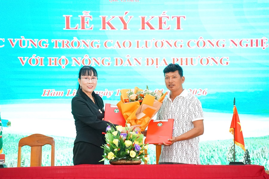 &Ocirc;ng Nguyễn Văn Chung, n&ocirc;ng d&acirc;n tham gia dự &aacute;n trồng cao lương tại x&atilde; H&agrave;m Li&ecirc;m tại Lễ k&yacute; kết