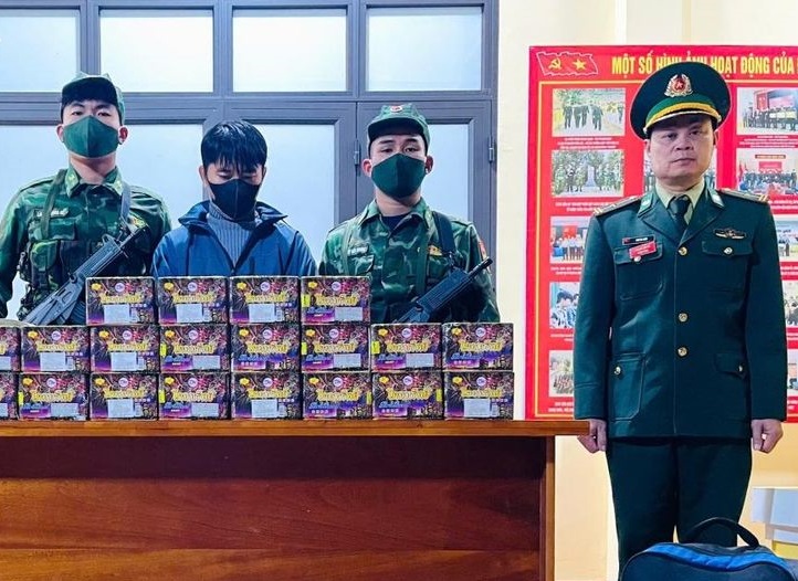 Bắt đối tượng vận chuyển trái phép 26kg pháo từ Lào về Việt Nam