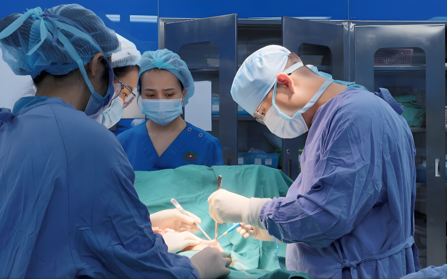 Phẫu thuật bảo tồn v&uacute; được chỉ định trong trường hợp ung thư giai đoạn sớm chưa x&acirc;m lấn.