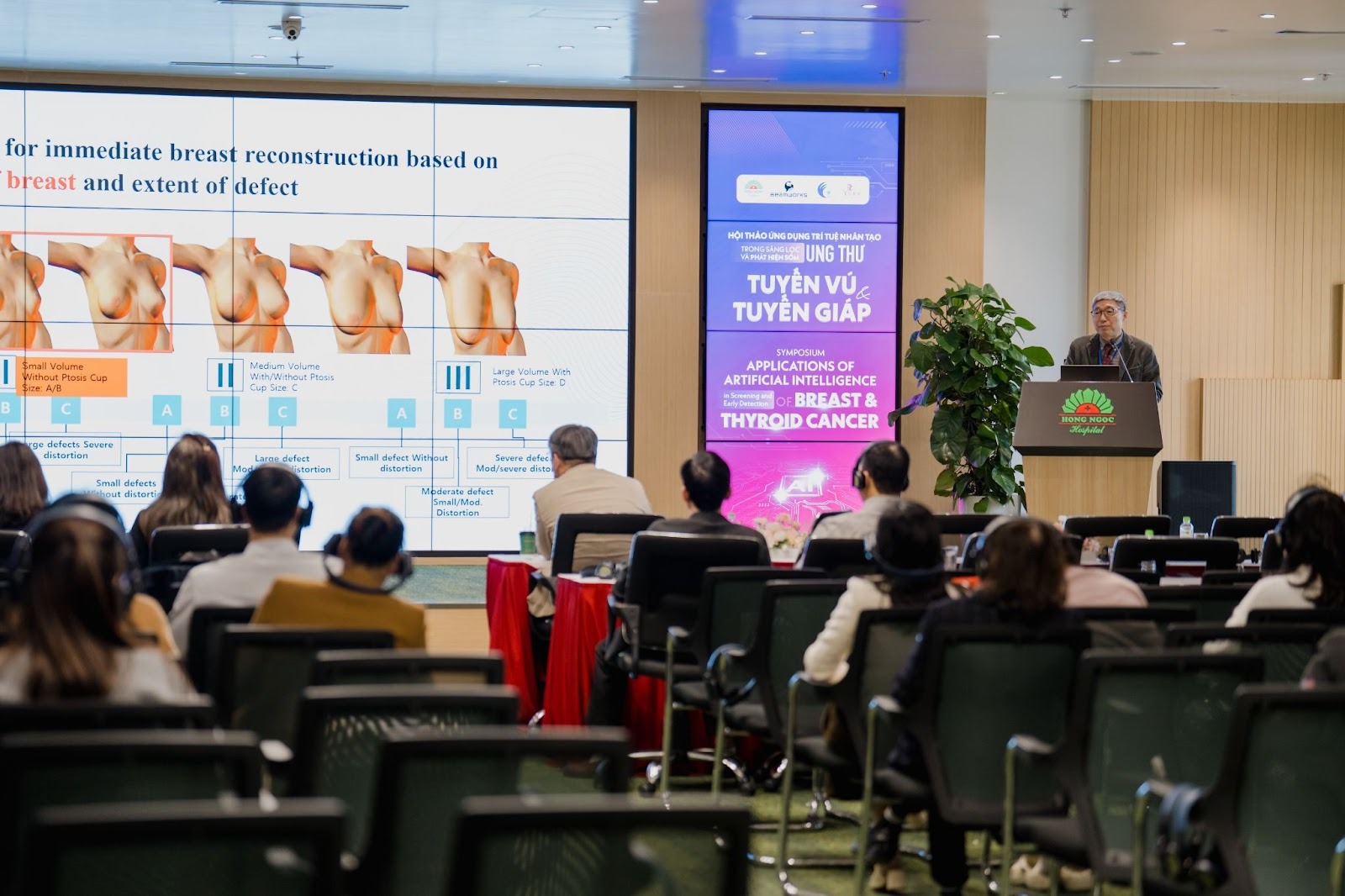 GS.TS.BS Ho Yong Park nhấn mạnh những nội dung về phẫu thuật bảo tồn v&agrave; t&aacute;i tạo v&uacute;.