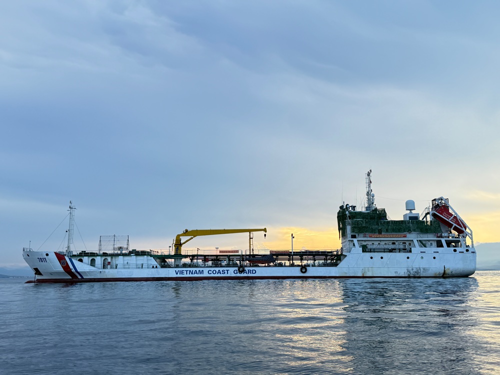 T&agrave;u CSB 7011 l&ecirc;n đường l&agrave;m nhiệm vụ