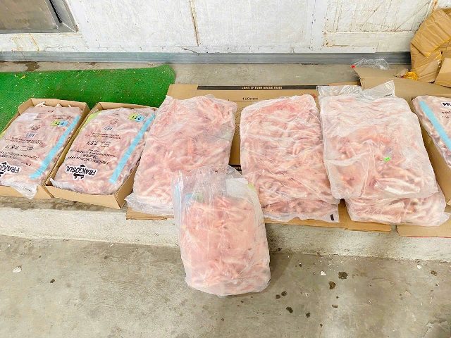 700kg thực phẩm gồm ch&acirc;n g&agrave; v&agrave; b&aacute;nh tr&aacute;ng trộn kh&ocirc;ng r&otilde; nguồn gốc.