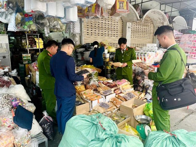 Quỳnh Lưu siết chặt quản l&yacute; an to&agrave;n thực phẩm trước, trong v&agrave; sau Tết.