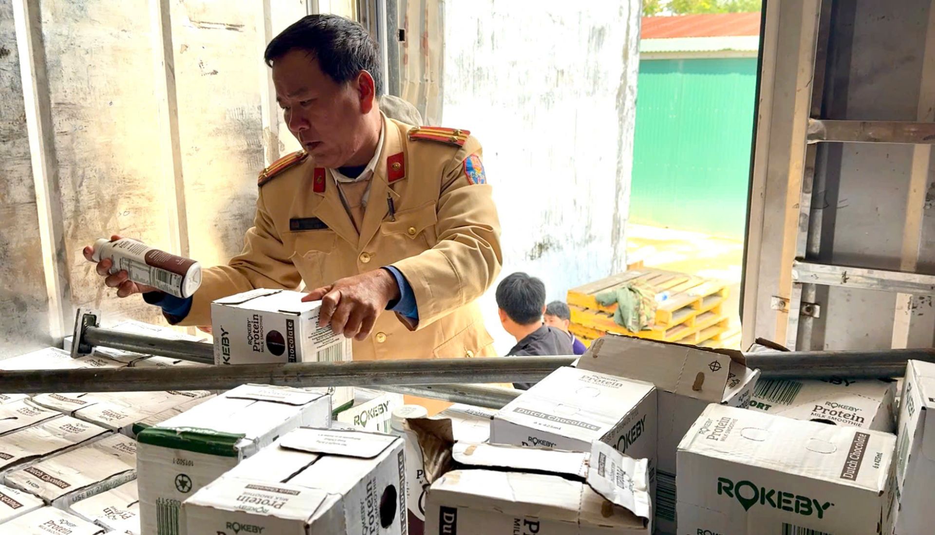 Ph&aacute;t hiện h&agrave;ng lậu