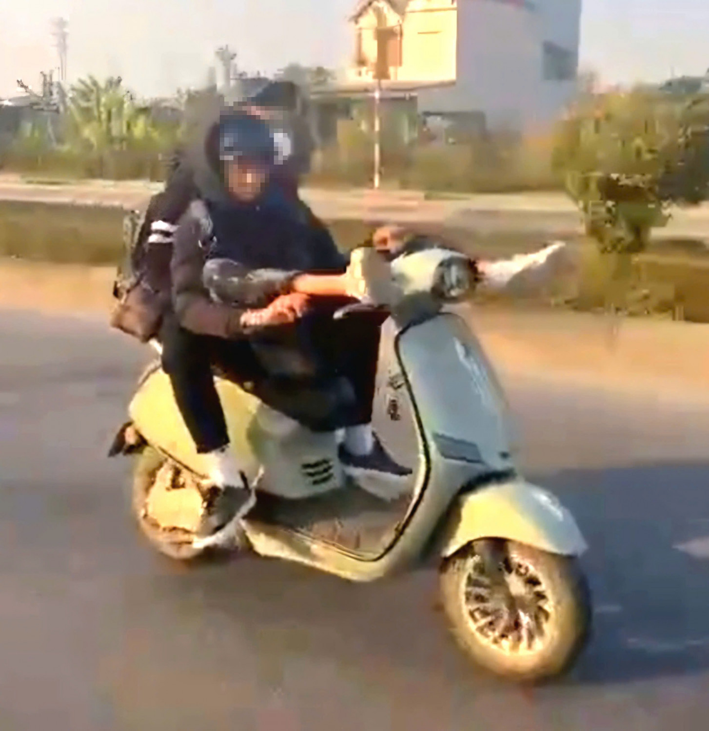 T&agrave;i khoản tiktok &ldquo;Th&agrave;nh phố Tiền An&rdquo; ph&aacute;t t&aacute;n clip 2 thanh thiếu ni&ecirc;n chở nhau bằng xe m&aacute;y điện, người điều khiển xe m&aacute;y điện bỏ 2 tay v&agrave; d&ugrave;ng 2 ch&acirc;n điều khiển tay l&aacute;i.