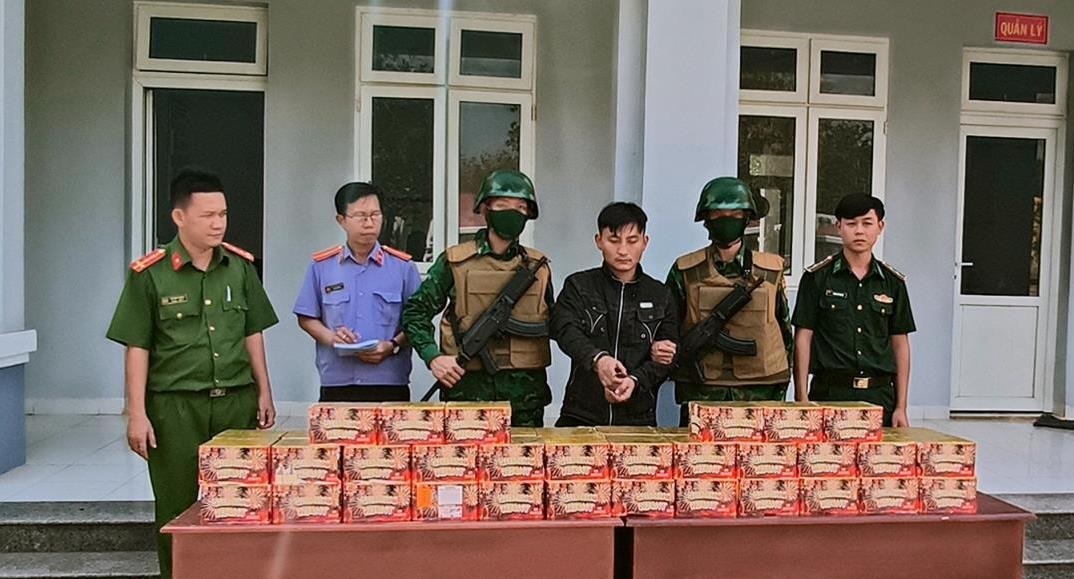 Tây Ninh: Bắt giữ đối tượng vận chuyển gần 100kg pháo hoa nổ qua biên giới