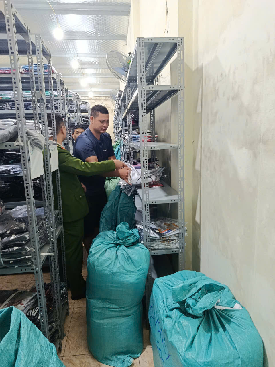 Lực lượng chức năng kiểm tra kho h&agrave;ng