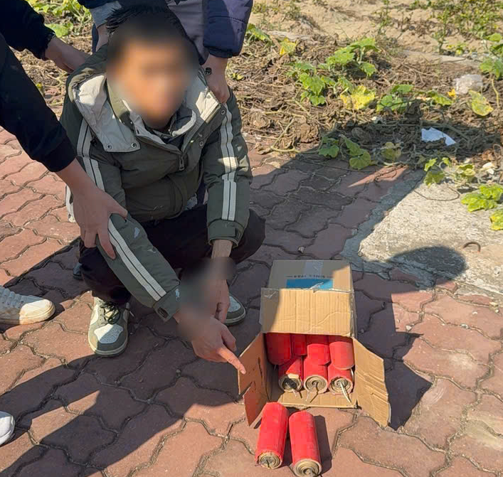 Đối tượng c&ugrave;ng tang vật bị ph&aacute;t hiện v&agrave; thu giữ