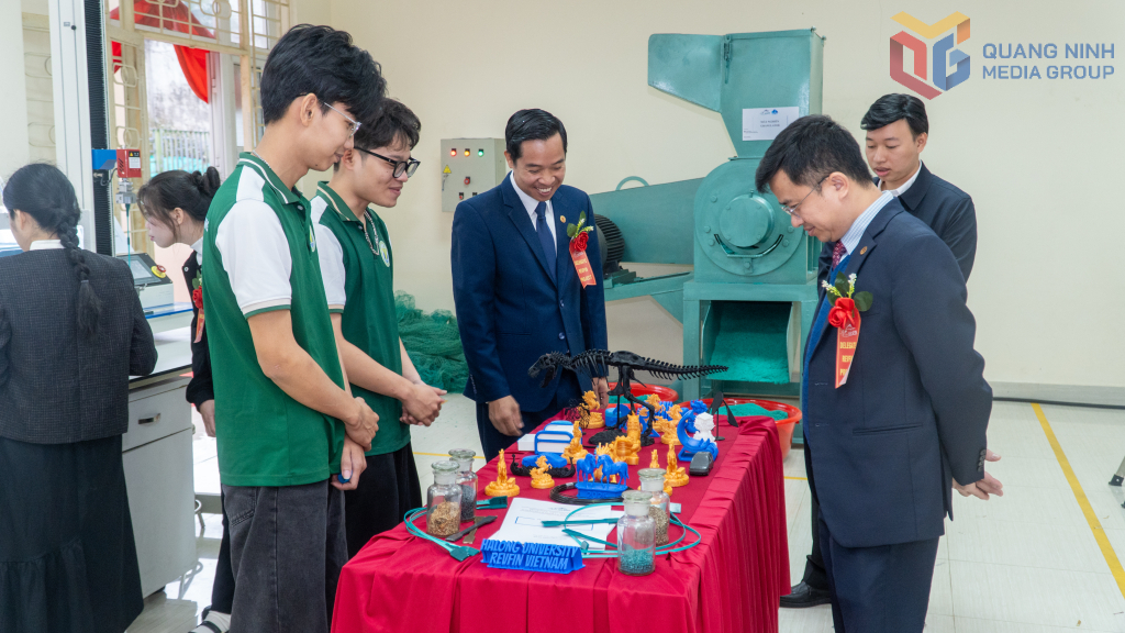 C&aacute;c đại biểu tham quan c&aacute;c m&ocirc; h&igrave;nh, sản phẩm t&aacute;i chế từ r&aacute;c thải ngư cụ.